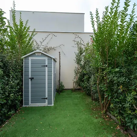 فيلة In With Garden *